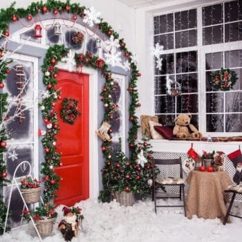 Decoración original de una puerta navideña