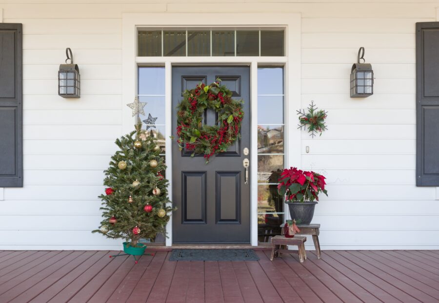 Puerta de entrada decorada con guirnaldas y árbol de Navidad