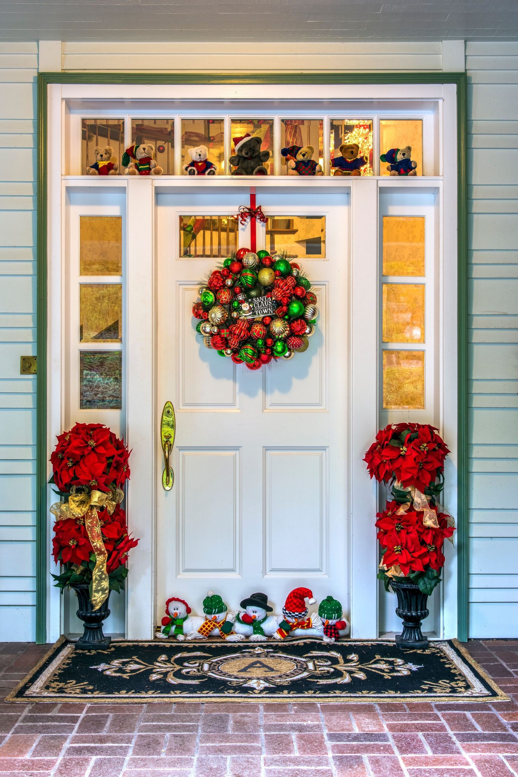 Decoración de puerta con adornos navideños