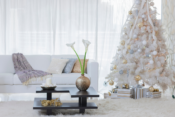 Árbol de Navidad blanco artificial decorado