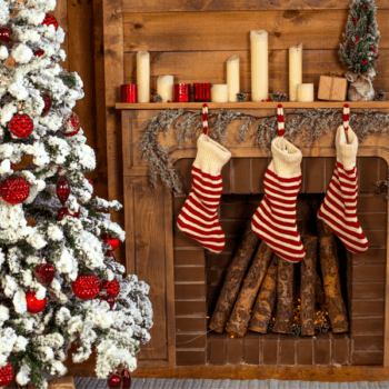 árbol de Navidad nevado decorado en rojo